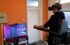 Fan spielt Action-Rollenspiel Cyberpunk 2077 in Virtual Reality (VR)